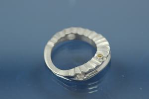 Colliermittelteil 925/- Silber rhodiniert mit gelben natural Brillant vollschliff, 0,02 ct gefasst, Flächen eine Seite mattiert, zweite Seite mit 19 Strahlen mattiert ca Maße AØ 20,5 IØ 14,5mm Bohrung Ø2,2mm Stärke 4,5 im Verlauf 1,3mm